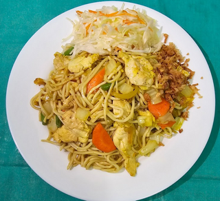 Makaron chiński z kurczakiem