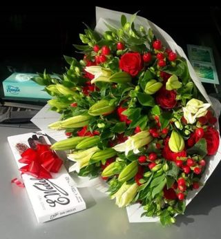 10 berries, 4 lillies, 10 astromeria