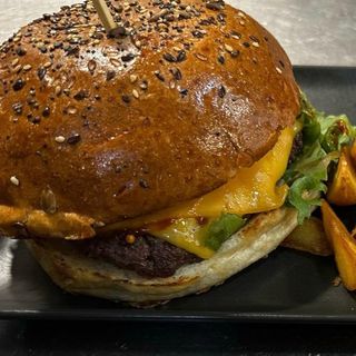 Classic Burger cu Cartofi Wedges si Sos