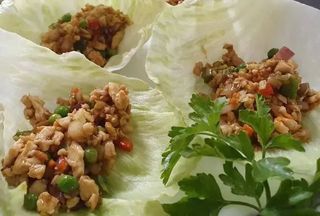 312. Lab Gai Pollo Picado En Lechuga Fresca (Picante)