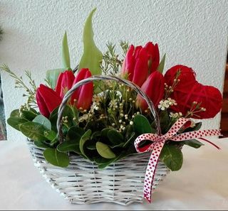Cesta com Tulipas