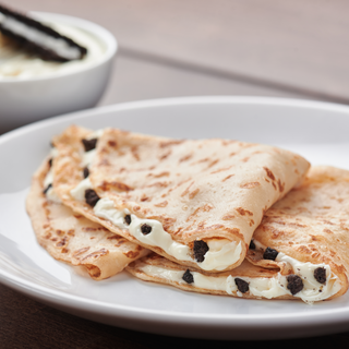 Clatite cu crema alba si biscuiti