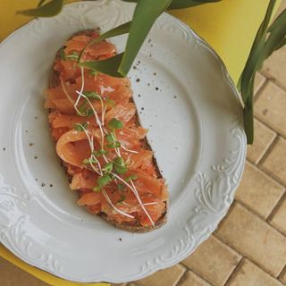 Una Tostada Con Aguacate Con Salmón (Grande)