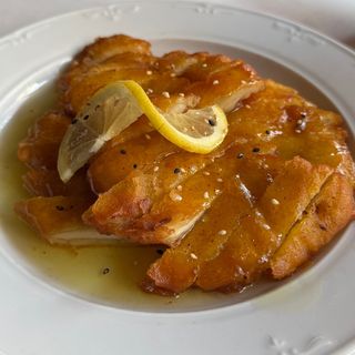 Pollo Frito Cubierto de Salsa de Limón