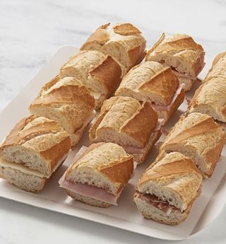 Bocadillo De Pollo Empanado Con Gamba Y Queso