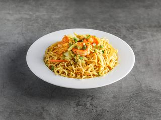 Yakisoba con gambas al curry