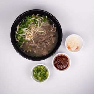 Zupa Pho z wołowiną smażoną