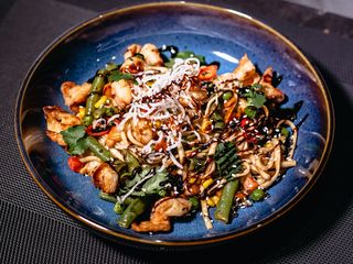Локшина удон з креветками та овочами (300г)