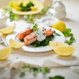 Стейк из семги со сливочно-грибным соусом