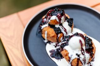 Papanasi cu gem de afine si sos de vanilie