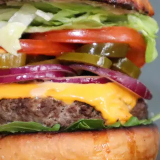 Burger na ostro z krążkami cebulowymi
