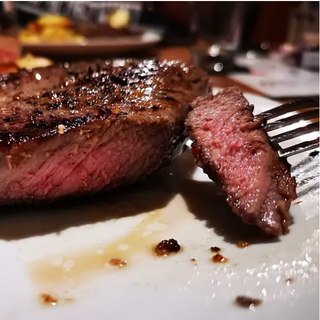 Entrecot De Ternera Con Patatas Asadas Y Salsa De Peras Del Chef