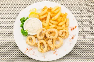 Pržene lignje, pomfrit, tartar i limun