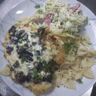 Відбивна(куряча) з печерицями під сиром,макарони ,с-т Дністер 440г