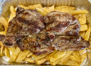 Маринована вратна пържола с пържени картофи