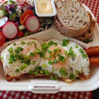 Frankfurterki z jajkami sadzonymi.