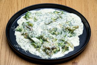 Броколи със синьо сирене и сметана