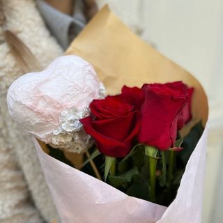 Букет 7 червоних троянд і серце