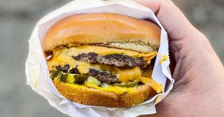 2 Cheese burger, una porzione di patatine con Coca-Cola grande