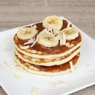 Tortitas con dulce de leche, platano y almendra