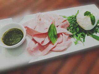 Stracciatella, e mortadella con salsa al basilico e pistacchio