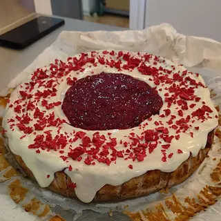 Tarta De Queso Porción Frambuesa Y Choco Blanco