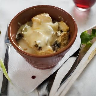 Семга с грибами в горшочке