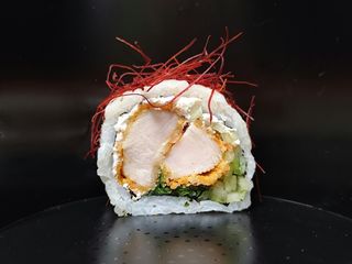 Uramaki kurczak w panko, serek, warzywa, posypany szczypiorkiem. 8 szt.