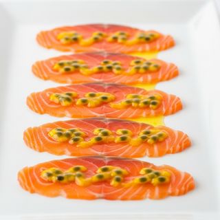164. Carpaccio frutta passione salmone 5 pezzi