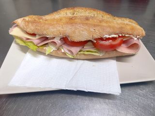 Bocadillo vegetal de jamón y queso