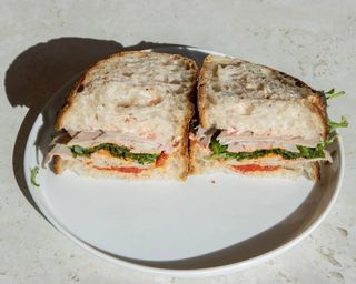 Сендвіч з копченим окістом, печеним перцем і томатним айолі, 400 г