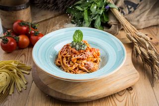 Tagliatelle con pomodoro y pesto