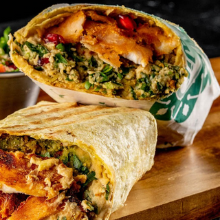 Pui cu hummus si salata maidanos la lipie