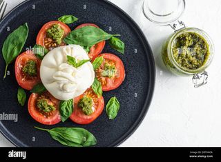 Burrata con tomate ,rucula y pesto