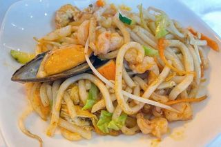 Spaghetti udon con misto di mare