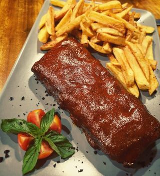 Крехки свински ребра, глазирани с барбекю сос Padre и домашни пържени картофи (450г)