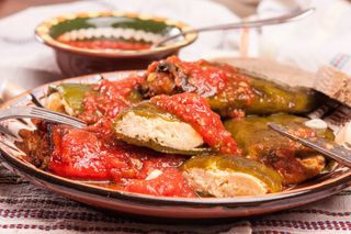 Пълнени пиперки с яйце и сирене в доматен сос (450г)