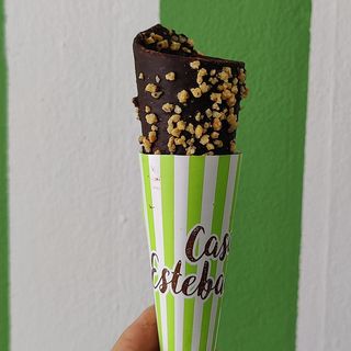 Cono de chocolate con croccanti 