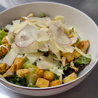 Salată Caesar cu pui