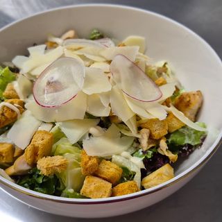 Salată Caesar cu pui
