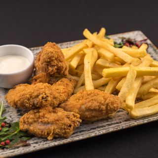 Aripioare de pui pane cu cartofi prăjiți si sos de usturoi