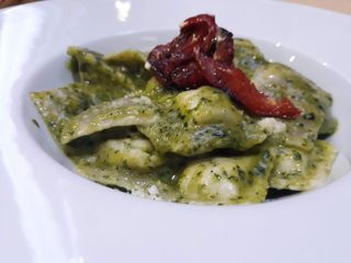 Raviolis Con Salsa Pesto