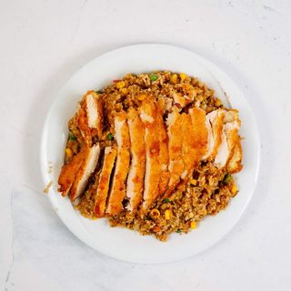 Riža s pohanom piletinom