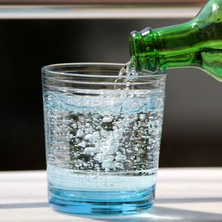 Agua con gas botella 500 ml.