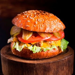 Burger Rustic cu cartofi pai si sosuri 350g