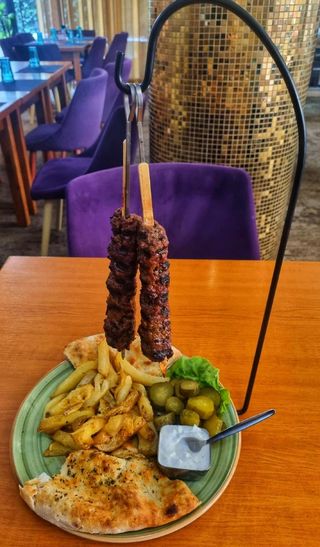 Kebab,cartofi prajiti,sos marocan ,castraveti murati, focaccia/300gr/200gr