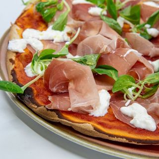 Crudo con stracciatella e pomodoro