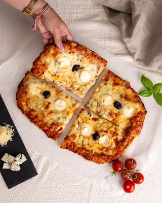 Pizza 3 quesos (trozo)