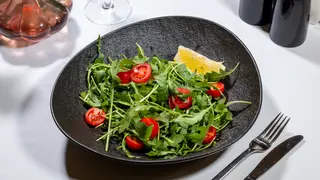 Salată cu rucola și roșii cherry
