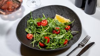 Salată cu rucola și roșii cherry